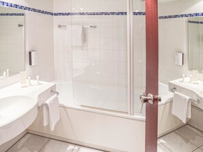 Chambre Standard, 2 lits une place, baignoire | Salle de bain | Ensemble douche/baignoire, baignoire relaxante profonde