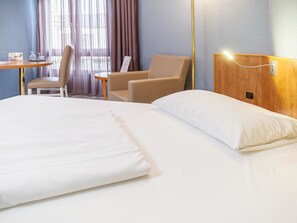 Standardzimmer, 1 Queen-Bett, Badewanne | Schreibtisch, kostenloses WLAN, Bettwäsche