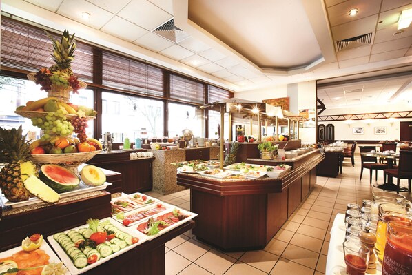 Daily buffet breakfast (EUR 18 per person) - Golden Tulip Bielefeld City (Bielefeld)