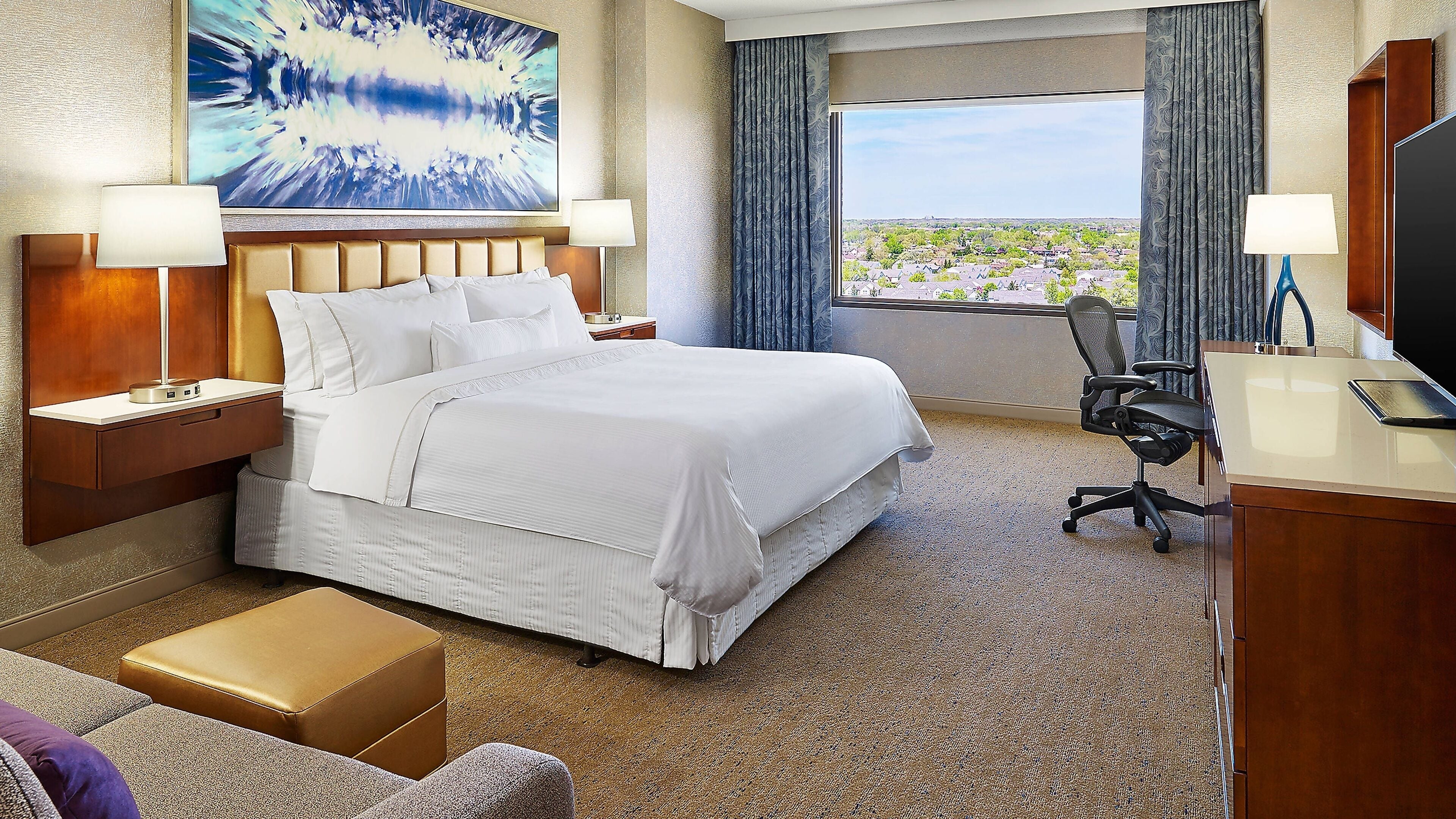 traditional room, 1 king bed, non smoking | 1 bedroom, egyptian cotton sheets, premium bedding, in-room safe