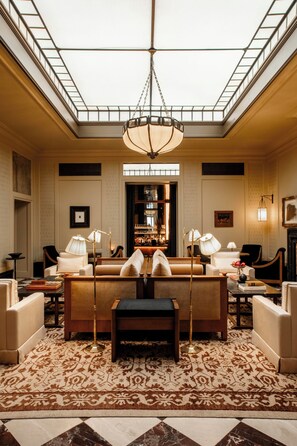 Bar-salon dans le hall