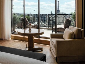 Suite Terrasse | Coin séjour | Télévision à écran plat de 100 cm avec chaînes par satellite