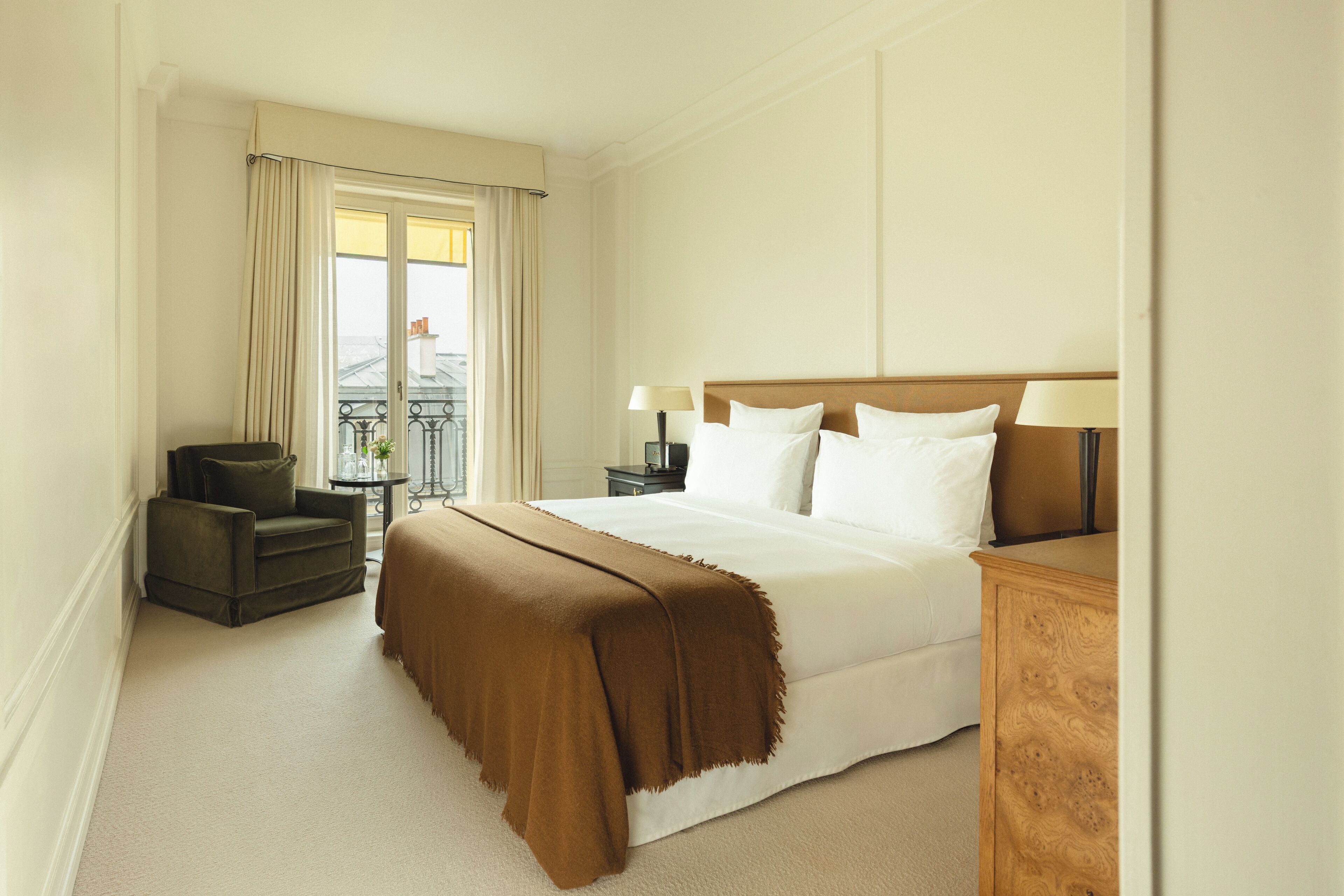 Bộ đồ giường cao cấp, minibar, két bảo mật tại phòng, bàn 