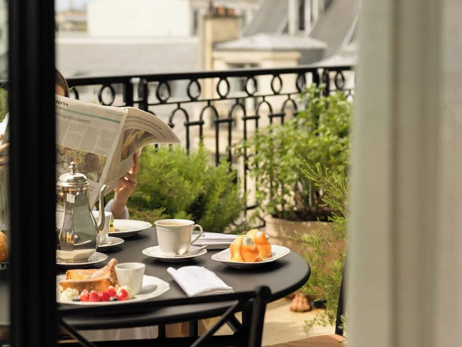 Petit déjeuner complet (44 EUR par personne)