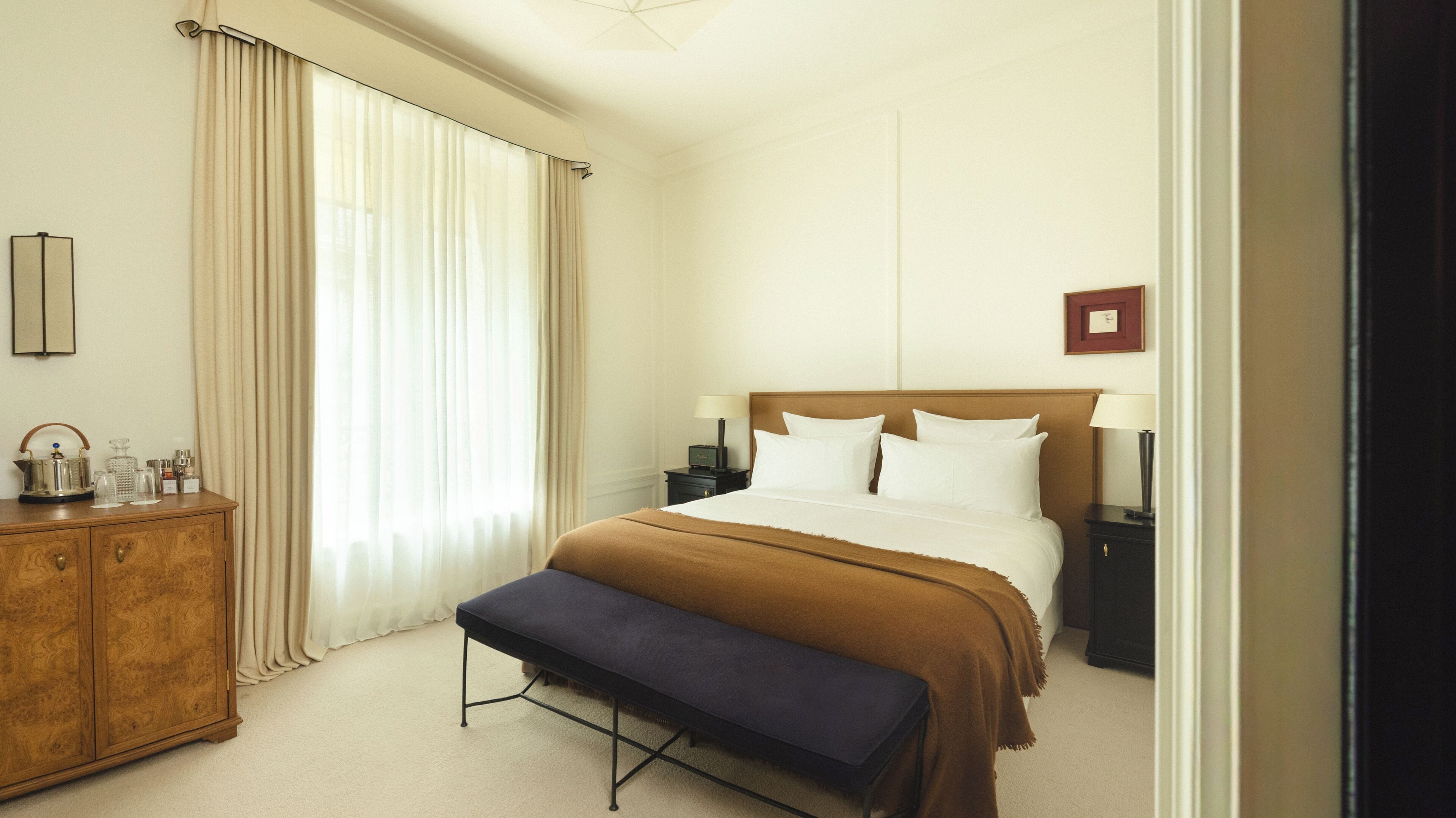 Bộ đồ giường cao cấp, minibar, két bảo mật tại phòng, bàn 