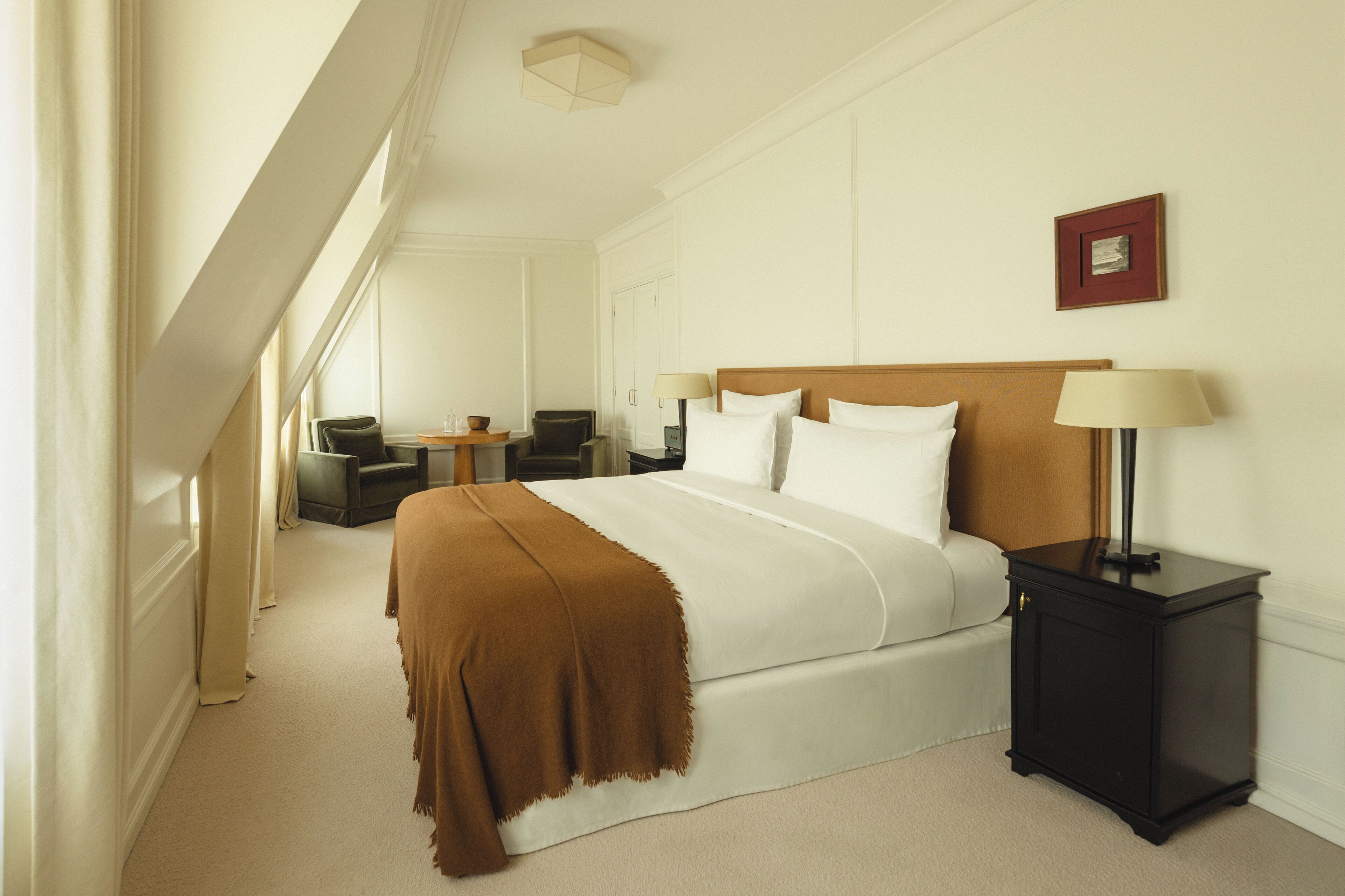 Phòng Deluxe | Bộ đồ giường cao cấp, minibar, két bảo mật tại phòng, bàn 