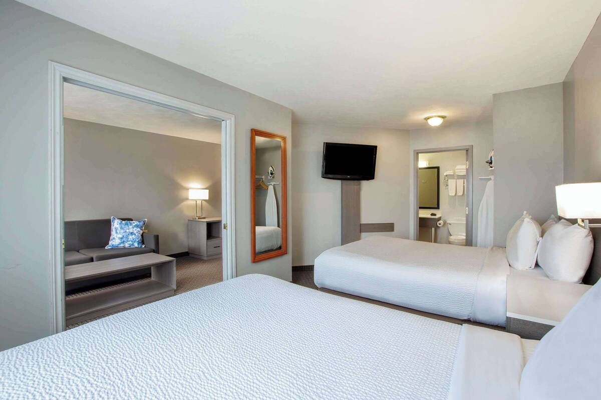 Suite, 2 Tempat Tidur Queen, Bebas Asap Rokok (One-Bedroom) | Brankas, meja kerja, setrika/meja setrika, dan tempat tidur bayi gratis