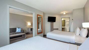 Suíte, 2 camas Queen, para não fumantes (One-Bedroom) | Cofres nos quartos, escrivaninha, ferros/tábuas de passar roupa