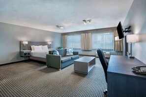 Studio Suite, 1 Queen Bed, Non Smoking | In-room safe, desk, iron/ironing board, free cots/infant beds