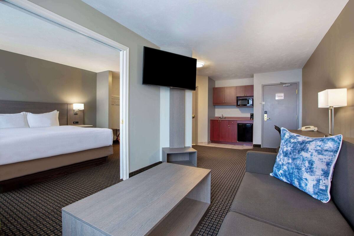 Suite, 1 Tempat Tidur King, Bebas Asap Rokok (One-Bedroom) | Brankas, meja kerja, setrika/meja setrika, dan tempat tidur bayi gratis