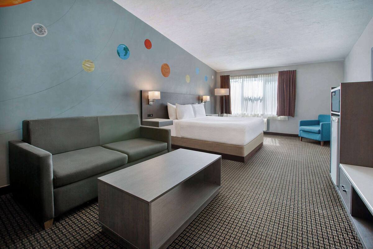 Suite Deluks, 1 Tempat Tidur King, Bebas Asap Rokok (1 Bedroom) | Brankas, meja kerja, setrika/meja setrika, dan tempat tidur bayi gratis