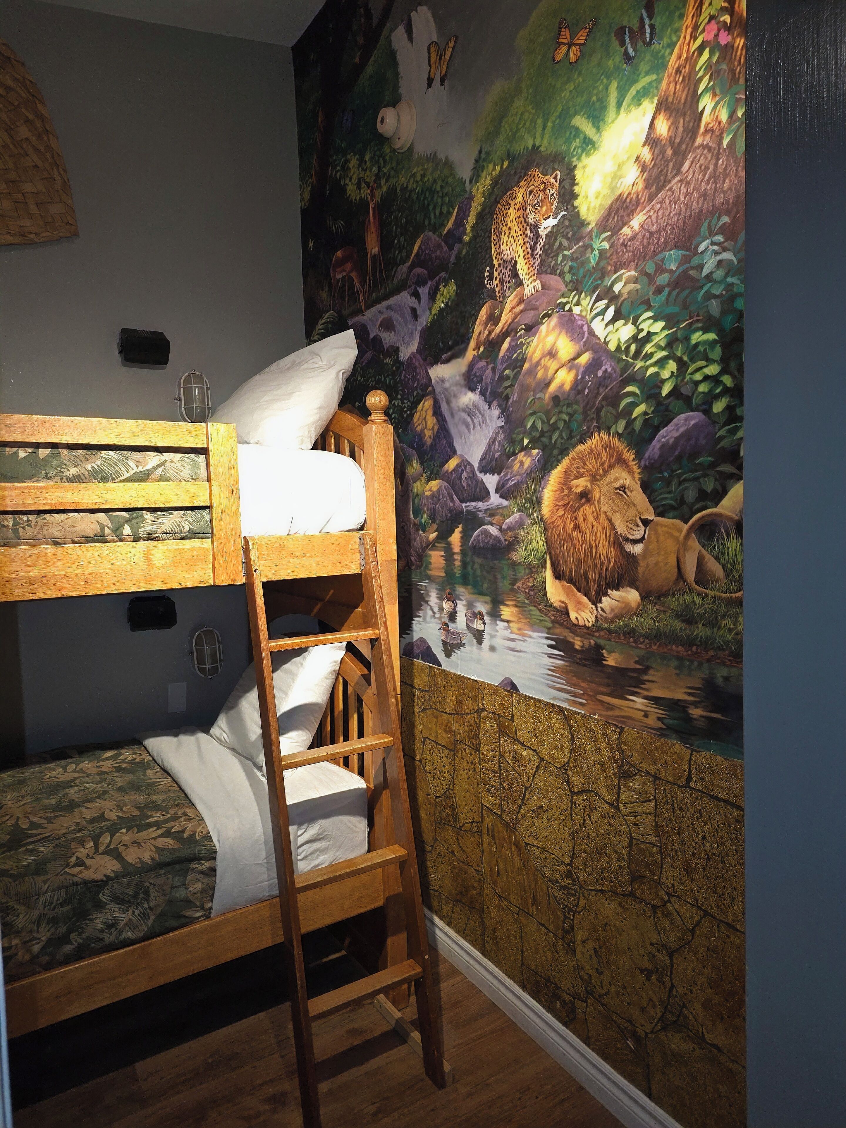 Studio suite, Meerdere bedden, niet-roken (Jungle Theme) | Een kluis op de kamer, een bureau, een strijkplank/strijkijzer