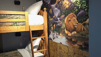 Studio suite, Meerdere bedden, niet-roken (Jungle Theme) | Een kluis op de kamer, een bureau, een strijkplank/strijkijzer
