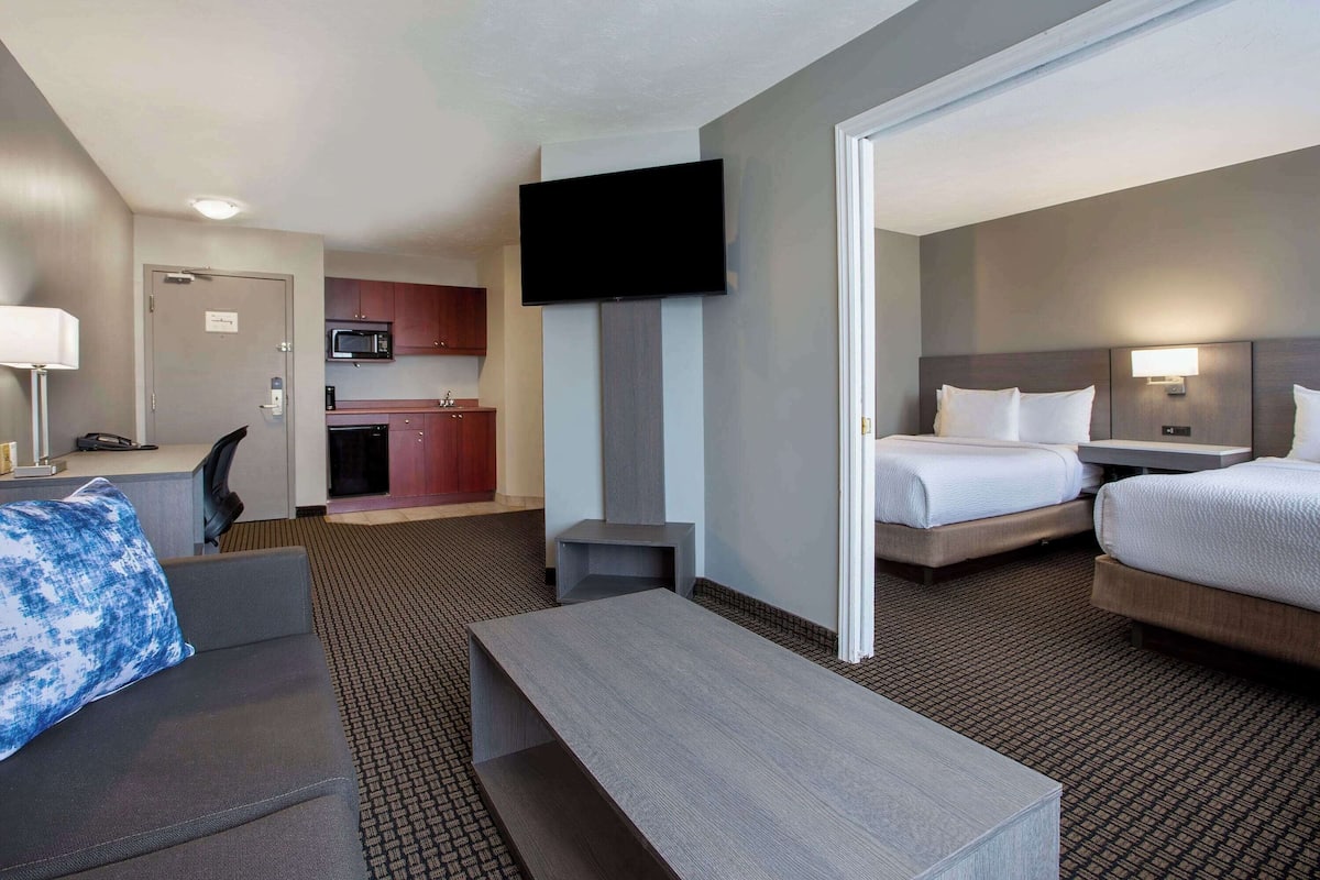 Deluxe Suite, 2 Queen Beds, Non Smoking (1 Bedroom) | In-room safe, desk, iron/ironing board, free cots/infant beds