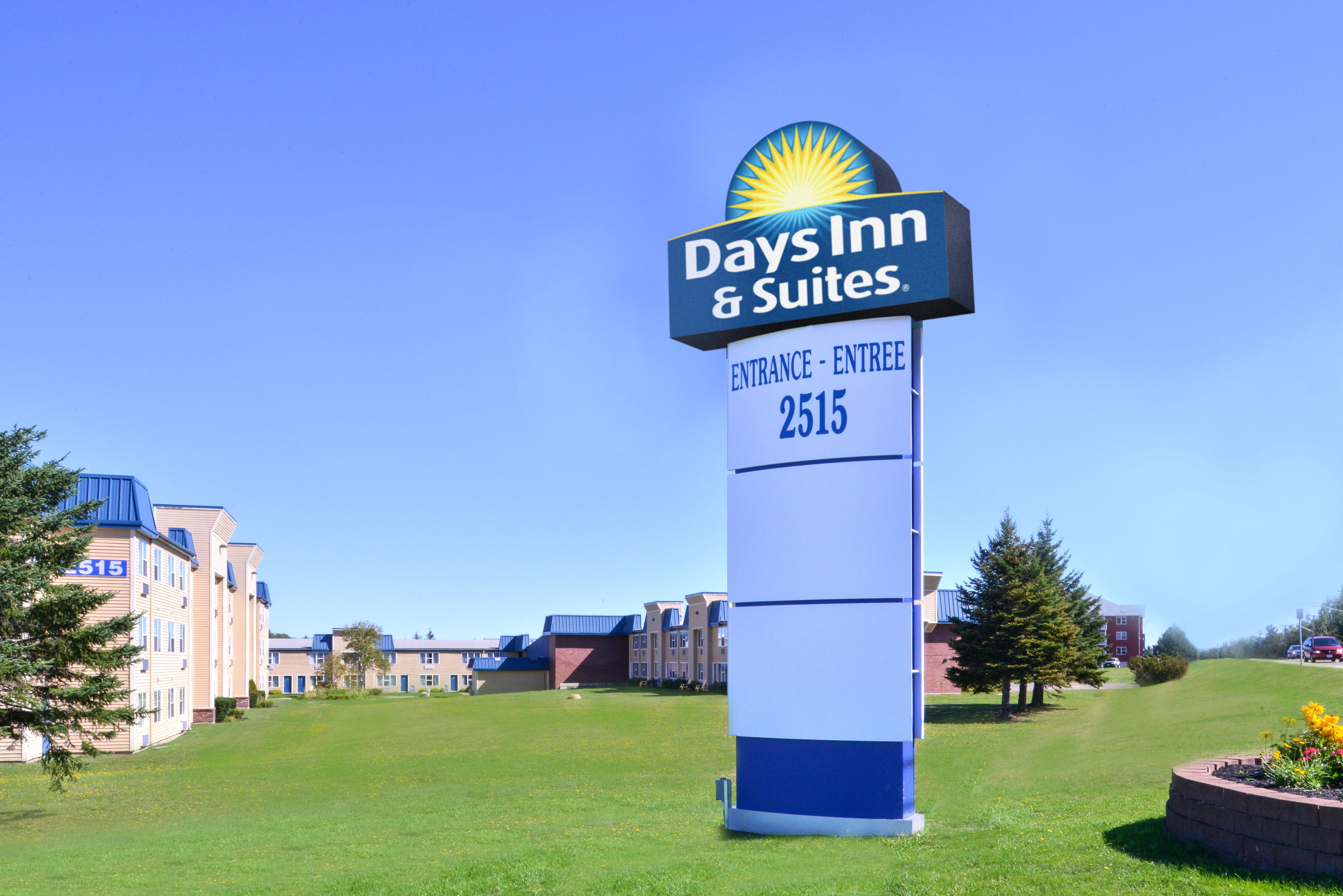 A Days Inn & Suites sign with a clear entrance number 2515.