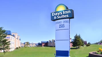 A Days Inn & Suites sign with a clear entrance number 2515.