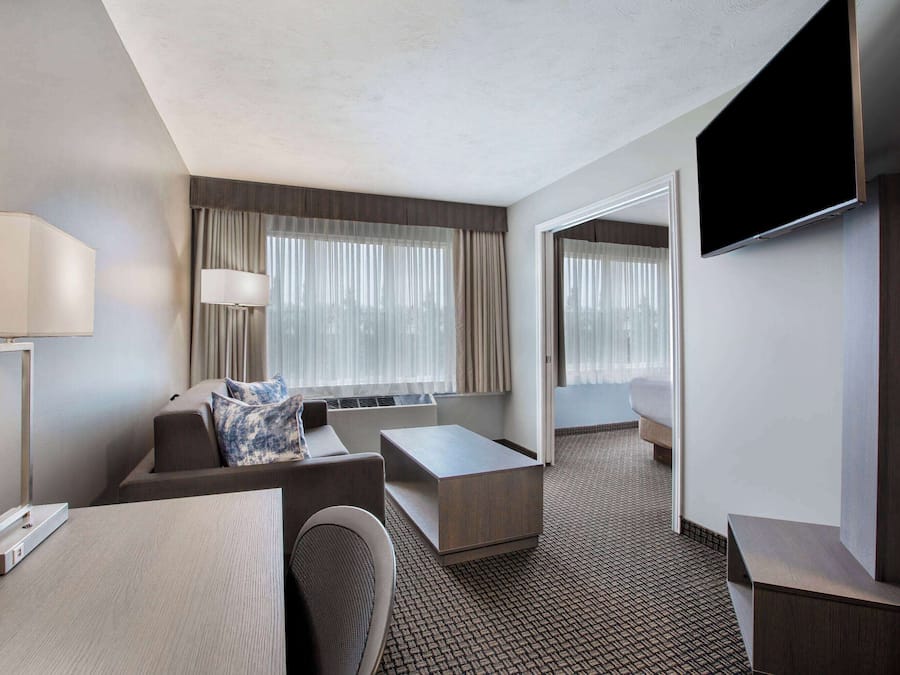 Sviitti, 2 keskisuurta parisänkyä, tupakointi kielletty (One-Bedroom) | Tallelokero huoneessa, työpöytä, silitysrauta/-lauta