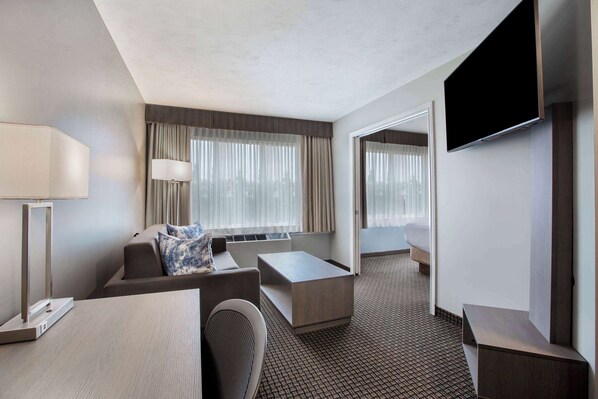 Suite, 2 Queen Beds, Non Smoking (One-Bedroom)