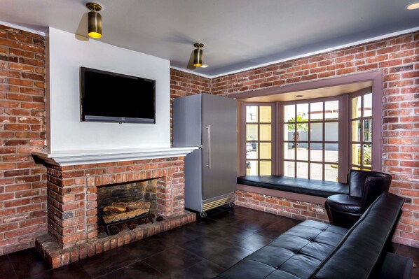 Lobby - Howard Johnson by Wyndham Scottsdale Old Town (Scottsdale)