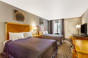 Habitación doble, 2 camas dobles | Escritorio, tabla de planchar con plancha, wifi gratis y ropa de cama