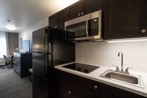 Extended Stay King Suite Sleeper Sofa Kitchenette | مطبخ خاص | ثلاجة، ميكروويف، ماكينة لصنع القهوة/الشاي، مواد تنظيف صديقة للبيئة