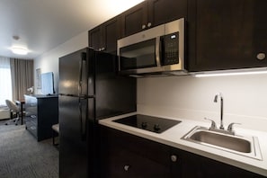 Extended Stay King Suite Sleeper Sofa Kitchenette | Eigene Küche | Kühlschrank, Mikrowelle, Wasserkocher mit Kaffee-/Teezubehör