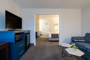 高档床上用品、办公桌、遮光窗帘、熨斗/熨衣板