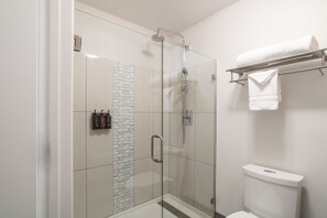 Combined shower/bathtub, eco-friendly toiletries, hair dryer, towels - Oxford Suites Portland - Jantzen Beach (Portland)