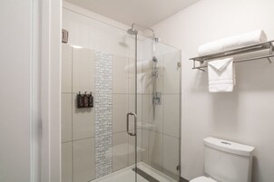 Ensemble douche/baignoire, articles de toilette écologiques