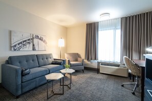 Executive King Suite Sleeper Sofa | أغطية فراش متميزة ومكتب وستائر تعتيم ومكواة/لوح كي
