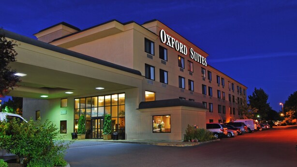 A hotel with a prominent sign reading "Oxford Suites." - Oxford Suites Portland - Jantzen Beach (Portland)