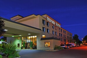 Front of property - evening/night - Oxford Suites Portland - Jantzen Beach (Portland)