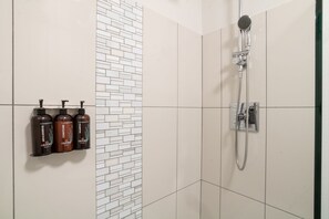 King Suite Sleeper Sofa | Faciliteter på badeværelset | Kombination af bruser/badekar, miljøvenlige toiletartikler, hårtørrer