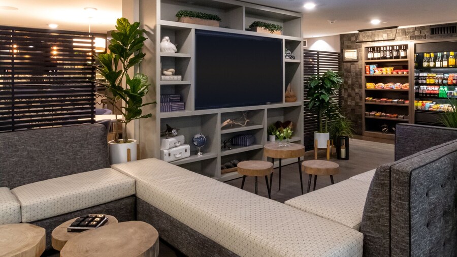 Oxford Suites Portland - Jantzen Beach