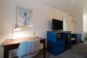 King Suite Sleeper Sofa | Literie de qualité, bureau, rideaux d’obscurcissement