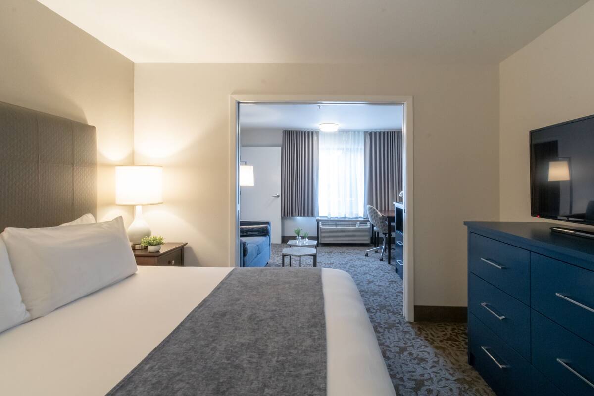 Extended Stay King Suite Sleeper Sofa Kitchenette | Sengetøy av topp kvalitet, skrivebord og blendingsgardiner