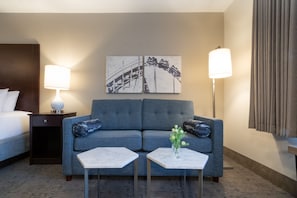 Extended Stay King Suite Sleeper Sofa Kitchenette | Hochwertige Bettwaren, Schreibtisch, Verdunkelungsvorhänge