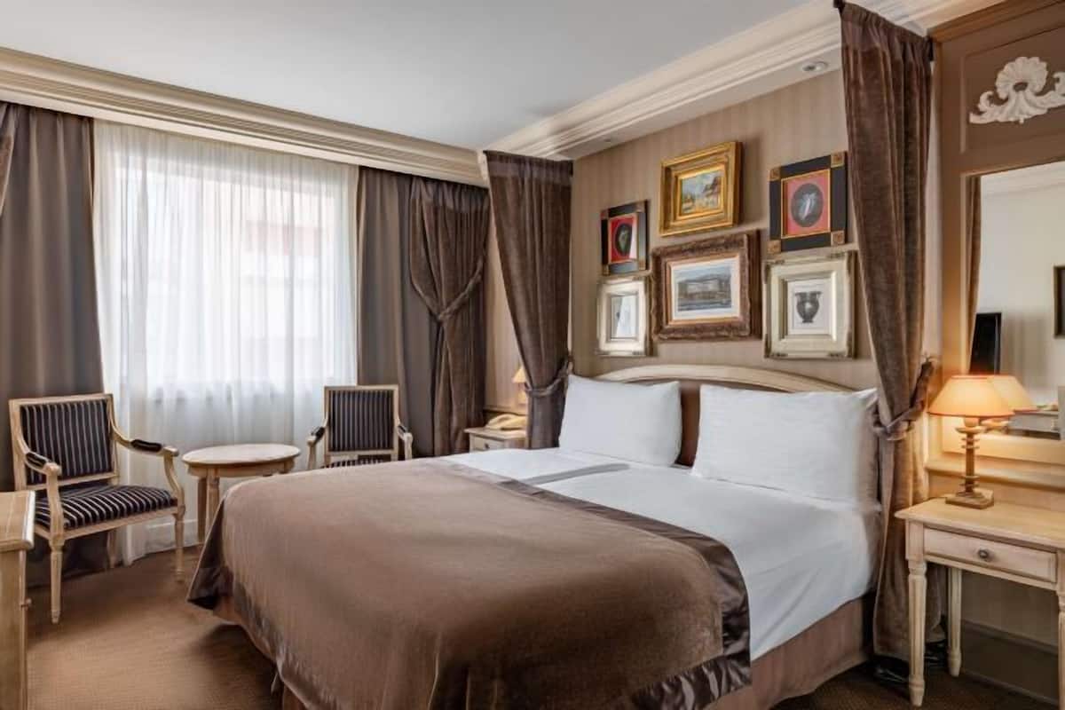 Minibar, in-room safe, desk, blackout drapes