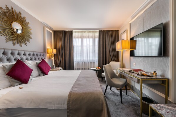 1 kamar tidur, minibar, brankas, dan meja kerja