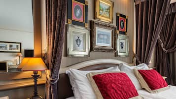 Minibar, coffres-forts dans les chambres, bureau, rideaux occultants