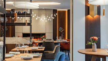 2 من المطاعم، حيث تُقدم وجبات الإفطار، الغداء، العشاء، الأطباق الفرنسية