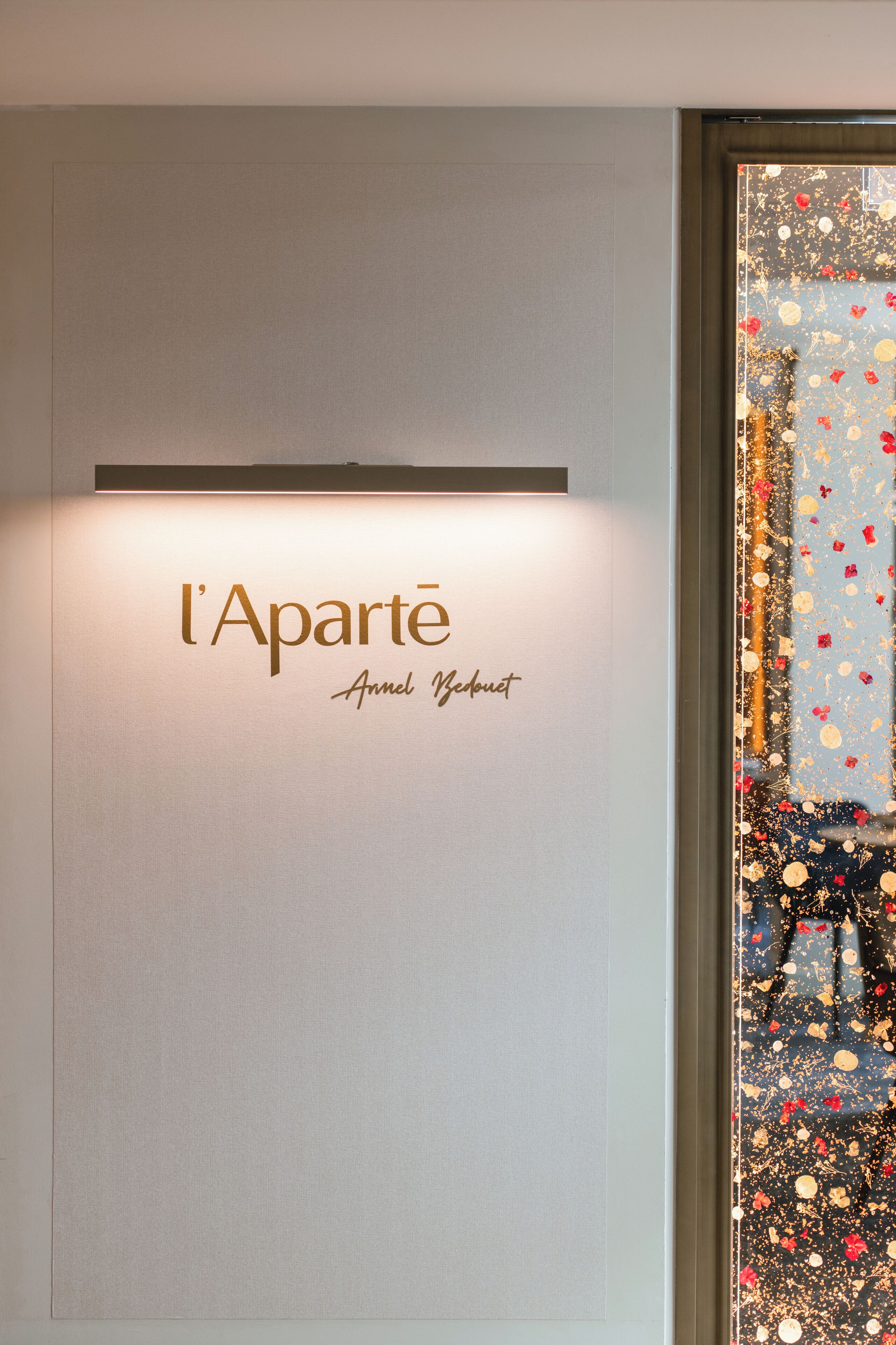 2 restaurants, breakfast, lunch, dinner served; french cuisine