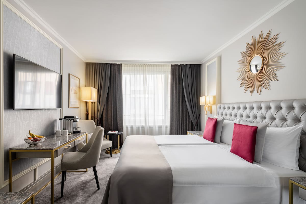 Superior Studio | 1 bedroom, minibar, in-room safe, desk
