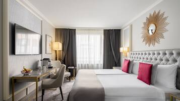 Superior Studio | Minibar, in-room safe, desk, blackout drapes