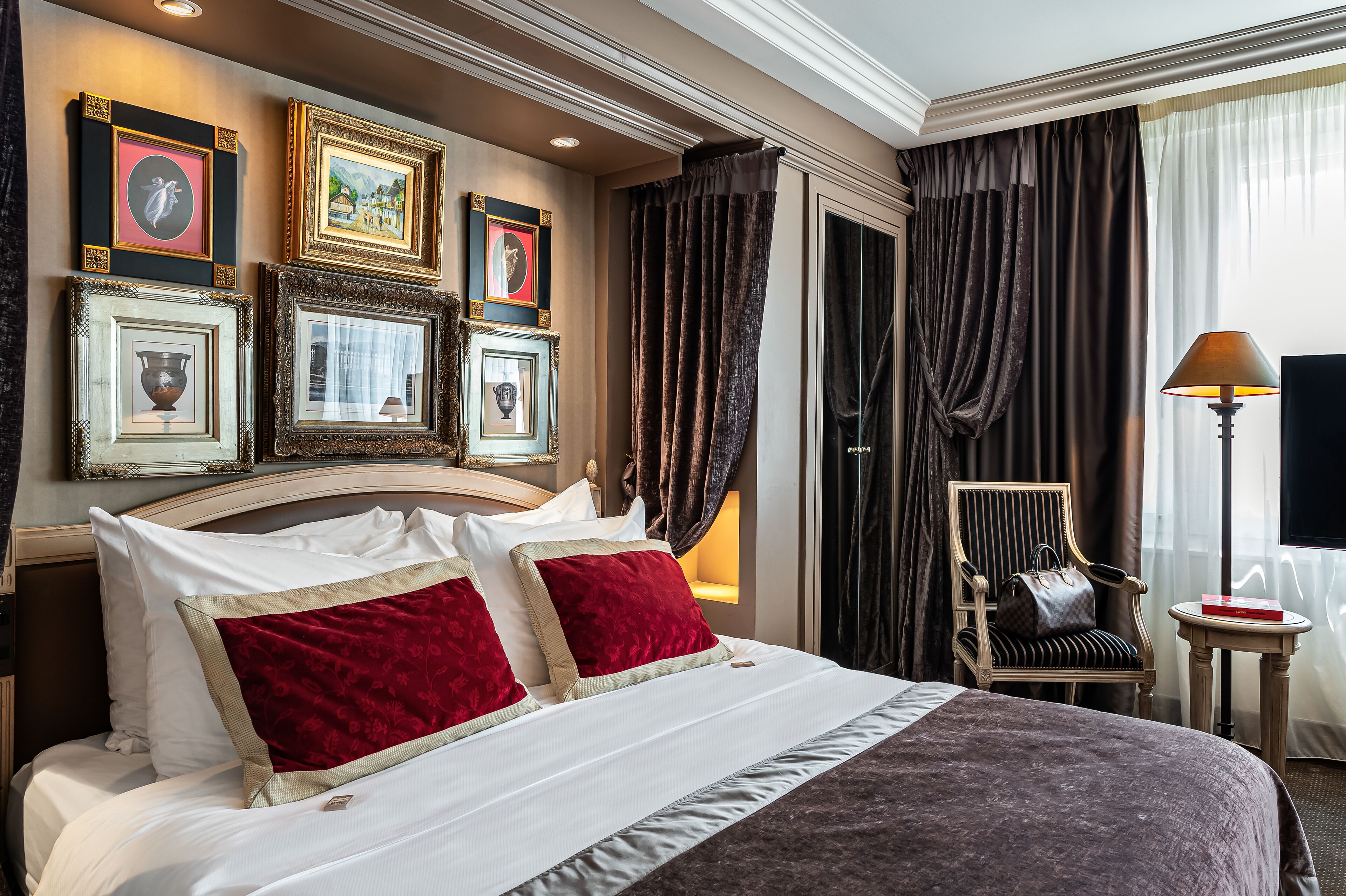 Premium Studio | Minibar, in-room safe, desk, blackout drapes