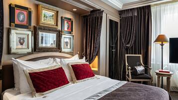 Premium Studio | Minibar, in-room safe, desk, blackout drapes