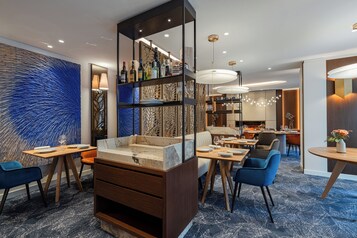 2 restaurants, breakfast, lunch, dinner served; French cuisine 