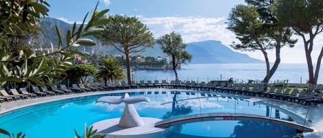 Außenpool (je nach Saison geöffnet), Sonnenschirme, Liegestühle