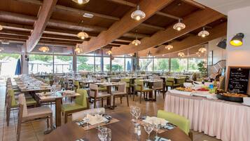 Petit déjeuner, déjeuner et dîner servis sur place, vue sur la mer