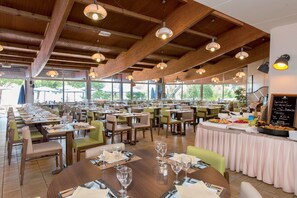 Breakfast, lunch, dinner served; Regional cuisine, ocean views 